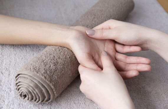 手足の痺れにお悩みの方からのご相談を承ります | 身体の不調をご相談いただける姫路の整体院・Hact治療院